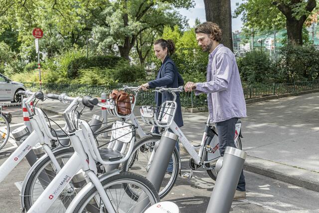 Wer kein Rad besitzt, kann sich an den vielen Radfahr-Stationen ein Rad ausborgen.  | Foto: Stephan Doleschal