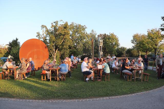 Der Kirchpark in Feldkirchen ist ein kleines Juwel der Naherholung, das auch Platz für zeitgenössische Kunst hat. Der Grazer Dieter Kunz schuf im Rahmen der StyrianArtFoundation einen Turm aus vier Schrottautos, die in einem Rahmen gepresst auf die Vergänglichkeit weisen. Das Kunstwerk ist ein Geschenk von Hans und Margret Roth. Die Feldkirchner Künstlerin Ernestine Faux setzt mit Kreis und Quadrat Orientierungspunkte in die Landschaft. | Foto: Edith Ertl
