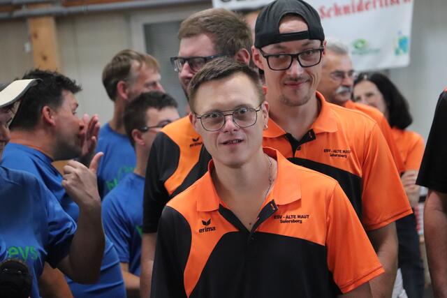 Bernhard Lambrecht vom ESV Alte Maut zählt zu den besten Stocksportlern mit besonderen Bedürfnissen. Er  trug heuer zur Eröffnung der Special Olmpics Winterspiele in Seiersberg-Pirka die Fackel.  | Foto: Edith Ertl