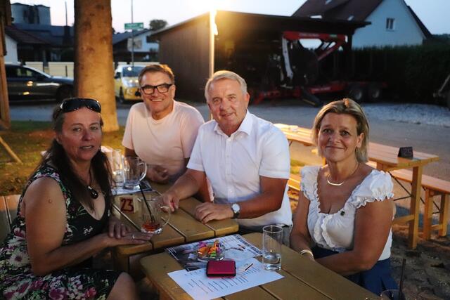 Bgm. Manfred Komericky mit den SP-Gemeinderäten Monika Dunkl, Sepp Zirkl und Sabine Jakubzig steigerten für den guten Zweck eifrig mit.  | Foto: Edith Ertl