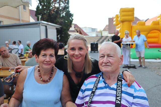 Familie Meyer steigerte großzügig mit, zuletzt mit einem Kopf-an-Kopf rennen. Letztendlich hatte Marcel de Mooij die Nase vorne.  | Foto: Edith Ertl