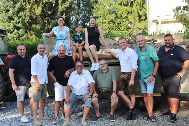 Das Team der ÖVP-Kalsdorf mit JVP-Landesobfrau Antonia Herunter (Bildmitte) am Traktor mit dem Maibaum. | Foto: Edith Ertl