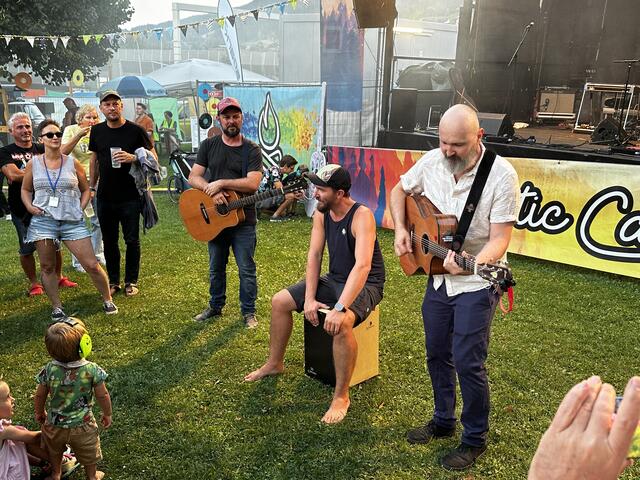 Robura spielte die Zugabe direkt beim Publikum.  | Foto: Tamara Himsl