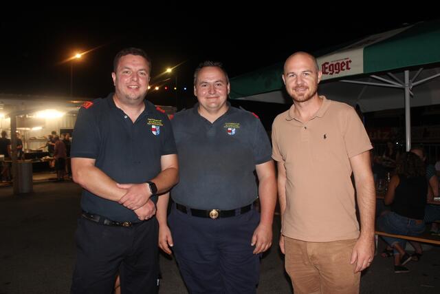 Kommandant Patrick Grössenbrunner, Stv. Anton Hasenzagl und Michael Schmölz freuten sich über die vielen Gäste. | Foto: Huber