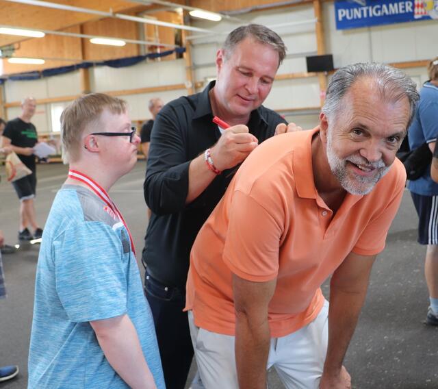 Andreas Babler nahm sich Zeit für die vielen Autogrammwünsche der Stocksportler. Als starkes Rückgrat kam dabei die Schulter von SP- Regionalgeschäftsführer Gerald Murlasits zum Einsatz. Der Gratweiner trug es mit Humor und Ausdauer.  | Foto: Edith Ertl