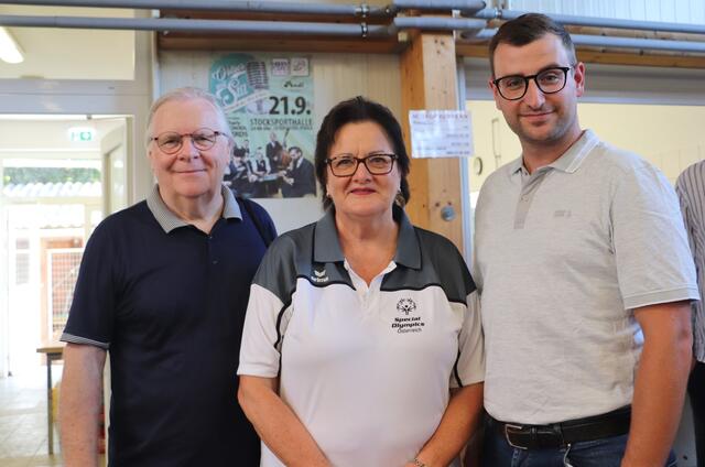 Ludmilla Remler vom Special Olympics-Vorstand mit Werner Koch (li) und 4ME-Frontman Stephan Scheifinger, der erstmals für die SPÖ als Kandidat bei den Nationalratswahlen ins Rennen geht.  | Foto: Edith Ertl
