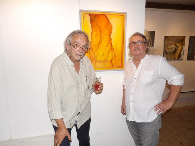 Wolfgang Horvath (l) und Werner Schönolt vor dem Bild "Der Narr".