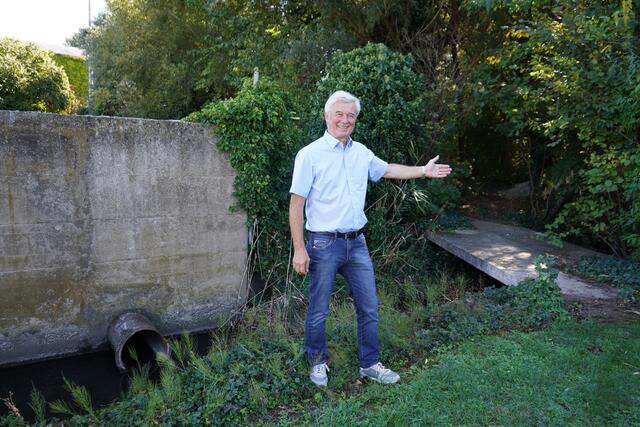 Der Bau eines neuen Mischwasser-Überlaufbeckens im Bereich der Feriensiedlung neben der Neusiedler Seebahn hat begonnen. | Foto: Andrea Glatzer