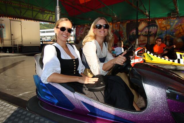 Constanze und Veronika drehten eine Runde im Autodrom.