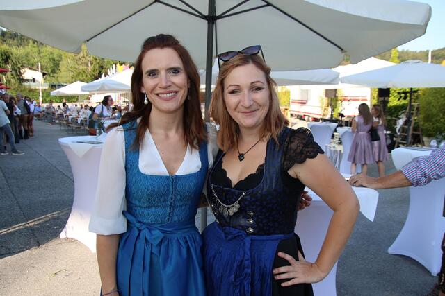 Martina Müllner mit Remix-Sängerin Katrin Hauer.