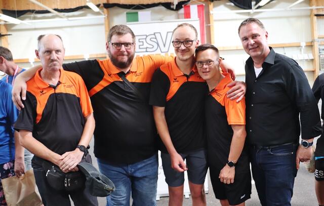 Andreas Babler (re) gratulierte dem Siegerteam vom ESV Alte Maut zur Goldmedaille beim 
Willi Schnideritsch-Gedenkturnier in Seiersberg-Pirka.
 | Foto: Edith Ertl