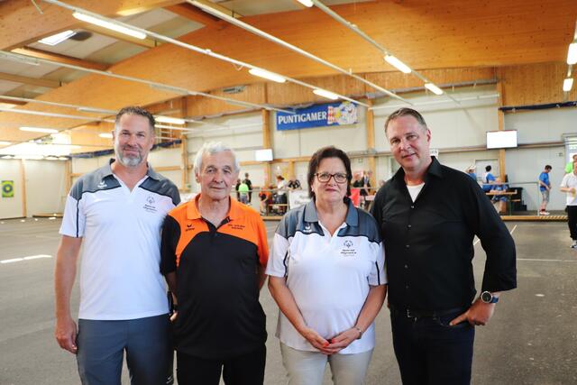 Felix Felberbauer (li) und Ludmilla Remler von Special Olympics mit ESV Alte Maut-Obmann Peter Ehgartner und SP-Bundesparteivorsitzenden Andreas Babler. Der ESV Alte Maut nahm als erster Stocksportverein vor über 30 Jahren Menschen mit kognitiver Behinderung als gleichwertige Mitglieder auf.  "Willi Schnideritsch und ich wurden damals belächelt, verspottet und schief angesehen", sagt Ehgartner. Für die Pionierleistung zollte Babler höchsten Respekt.  | Foto: Edith Ertl