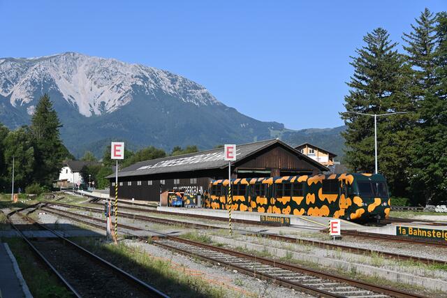 Bahnhof Puchberg am Schneeberg, der Salamander steht schon bereit