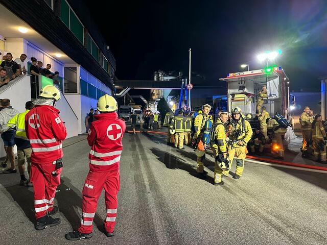 Die Löscharbeiten dauern vermutlich mehrere Tage. | Foto: ZOOM Tirol