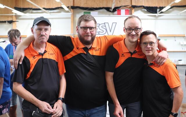 Im Mannschafts-Stocksport macht ihnen so leicht niemand etwas vor. Zum wiederholten Male siegten Alois Buchhaus, Herwig Worschitz, Jürgen Trummer und Bernhard Lambrecht beim Willi Schnideritsch-Gedenkturnier.  | Foto: Edith Ertl