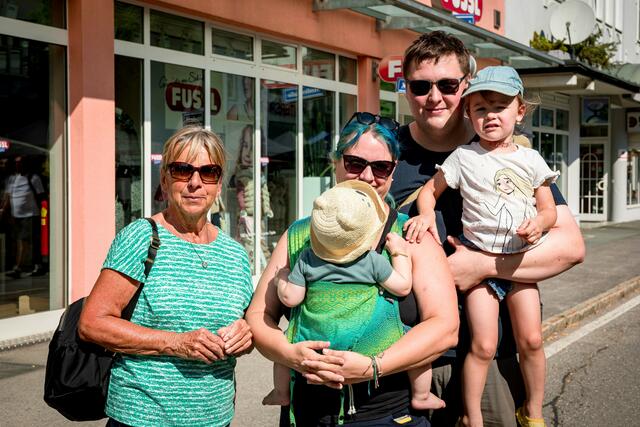 Aus Wien: Brigitte, Ulrike, Sven (1), Tobias und Merida (3) genossen den köstlichen Honig.