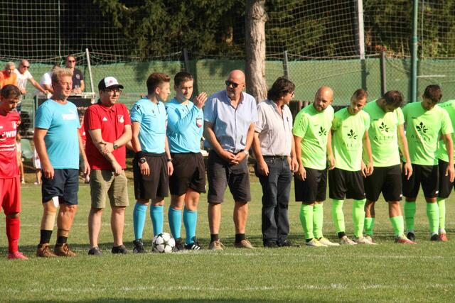 Zuberbach Obmann Christian Portschy dankte Ewald Gager für die Spielpatronanz und den beiden Ballspendern Michael Ringbauer und Milan vom GH Schitter aus Podler.