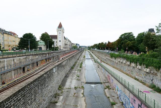 Der Wienfluss soll Stück für Stück der Natur und den Tieren zurückgegeben werden. So wird der Abschnitt zwischen Brauhausbrücke und Zufferbrücke ab 2025 naturnah ausgestaltet. | Foto: Maximilian Spitzauer
