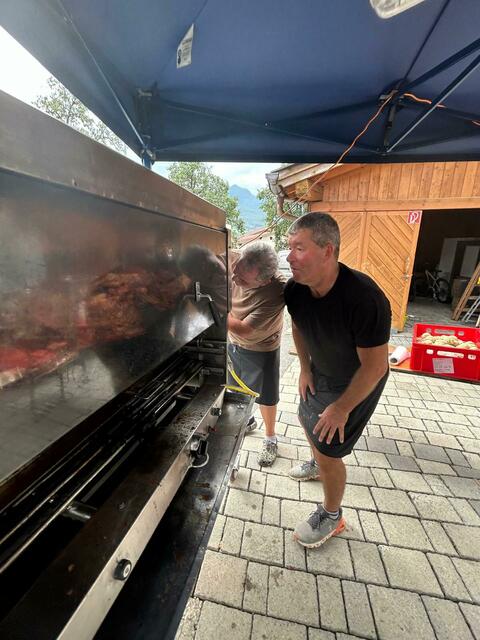Edi Gotthard und Günther Moosmann beim Braten des Surbratens | Foto: Anita Vorreiter
