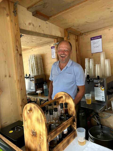 Erich Buchner bewirtet beim Stand des Tennisclubs Piesendorf | Foto: Anita Vorreiter