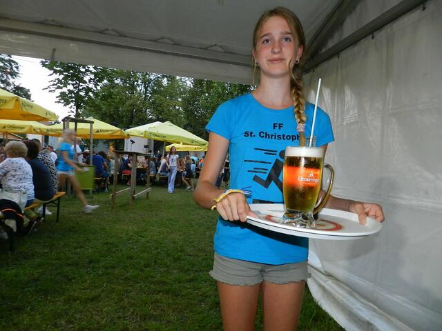 Violetta Kinzel brachte die Getränke an die Tische. | Foto: Heribert Punz