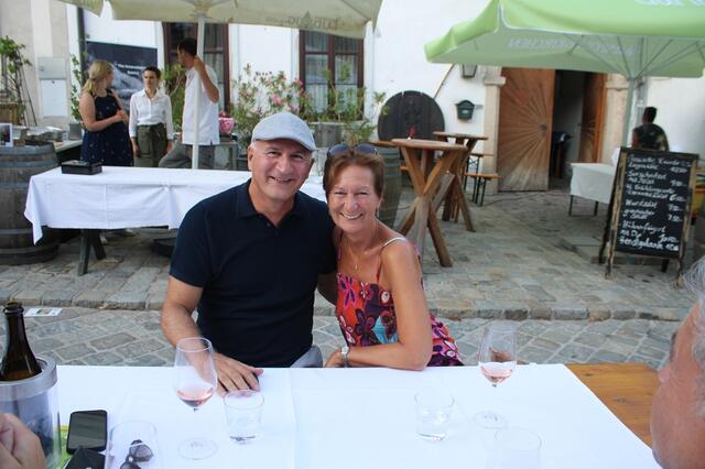Walter und Andrea genossen den lauen Abend beim Glaserl Wein 