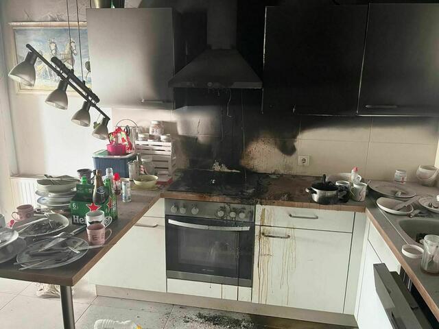 Öl entflammte auf dieser Herdplatte und löste in einem Wohnhaus in Kleinwarasdorf einen Küchenbrand aus. | Foto: FF Kleinwarasdorf