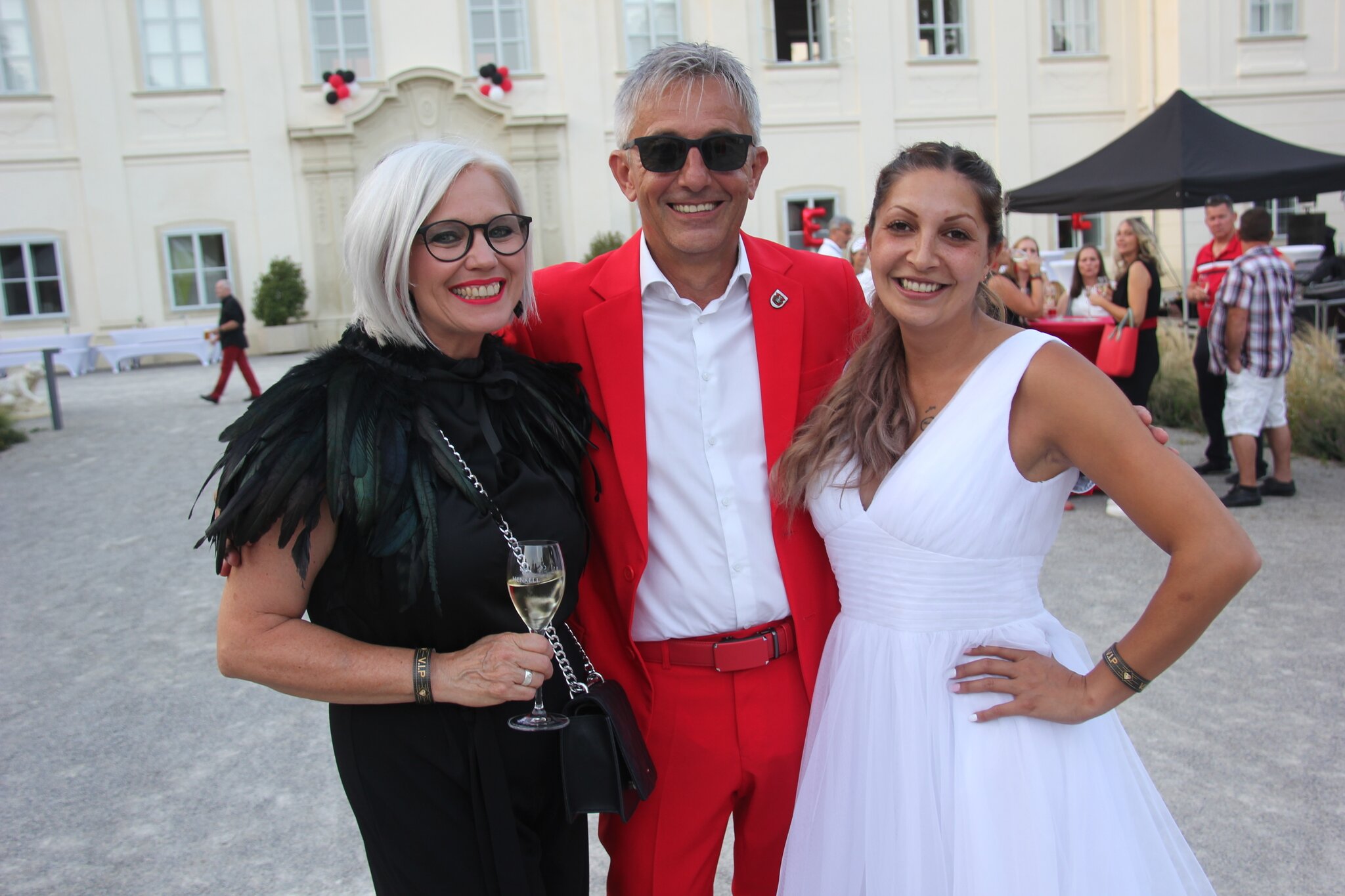 Birgit Meisel Weiß Schwarz Rot im Schlosspark - Gänserndorf
