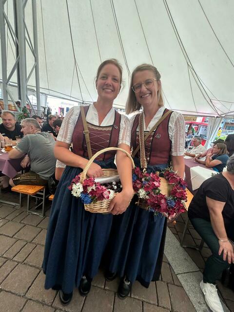 Schnaperls gibts von den beiden Marketenderinnen Eva und Gudrun von der Trachtenmusikkapelle Eschenau | Foto: Anita Vorreiter