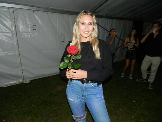 Magdalena Haussteiner bekam eine Rose geschenkt.  | Foto: Heribert Punz