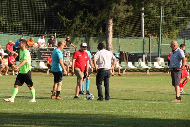 Michael Ringbauer und GH Schitter-Vertreter nahmen den Ankick zum Derby Zuberbach gegen Markt Neuhodis vor.