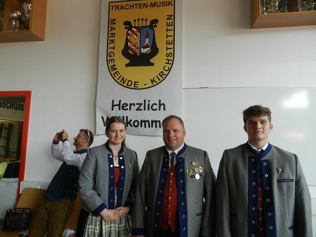 JuliaRauscher, Stefan Mandl, Daniel Rauscher (Kapellmeister Mandl freut sich mit Julia, Daniel Rauscher das sie das Goldene Leistungsabzeihen gewonnen haben) | Foto: Heribert Punz