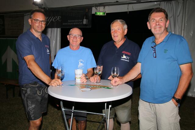 v. l. Michael Hoffmann, Leo Sommer, Schmidt Gerhard und Josef Bayer beim gemütlichen Tratsch  | Foto: Eduard Wimmer