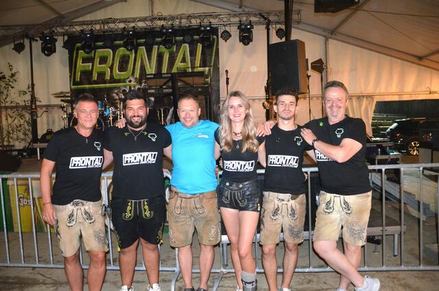 Kommandant Markus Egger mit den Frontal-Mitgliedern Wolfgang Schmid, Christopher Stutzki, Antonia Polland, Sergio Pasanella und Anatoliy Papochtin