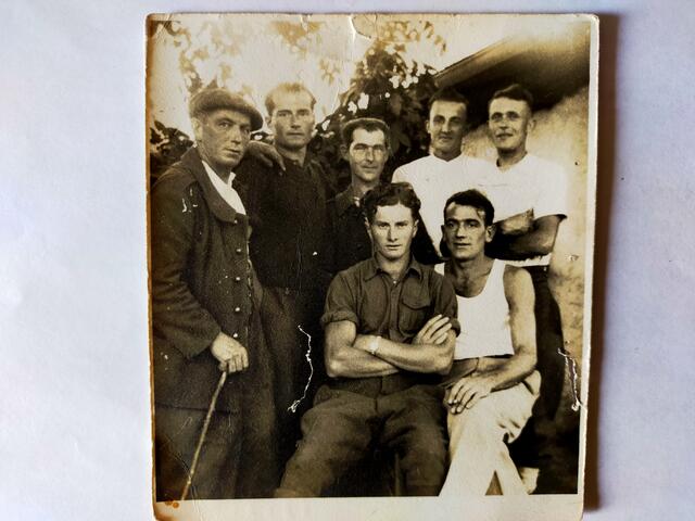 Louis Fauconnier in der Mitte mit schwarzem Hemd sitzend.  | Foto: Jacques Fauconnier 