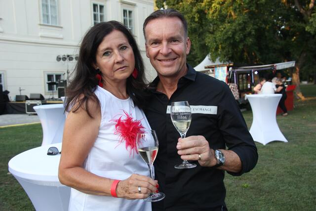 Birgit Meisel Weiß Schwarz Rot im Schlosspark - Gänserndorf