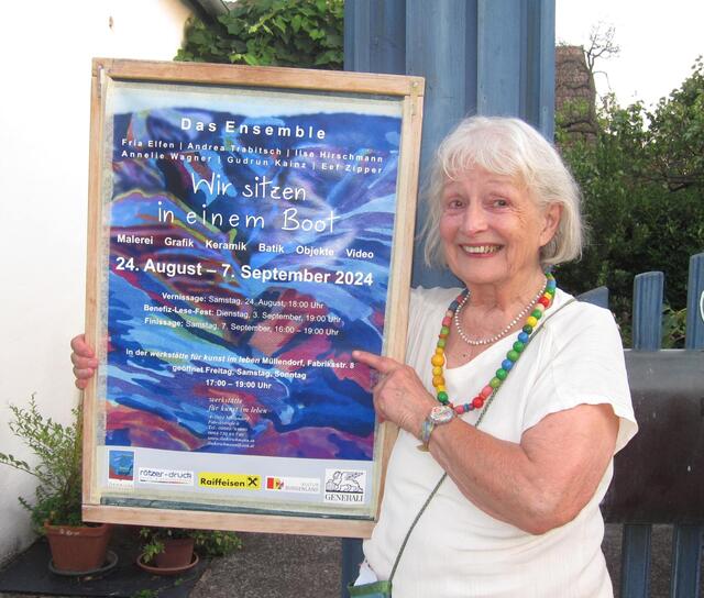 Ilse Hirschmann ist sichtlich stolz auf die Vernissage "Wir sitzen in einem Boot".  | Foto: Ilse Hirschmann