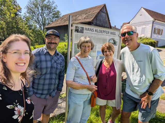 Beate Kirchengasst (Bildmitte) hieß die Familie Wanker im Museum im Kloepferhaus willkommen. | Foto: MeinBezirk.at