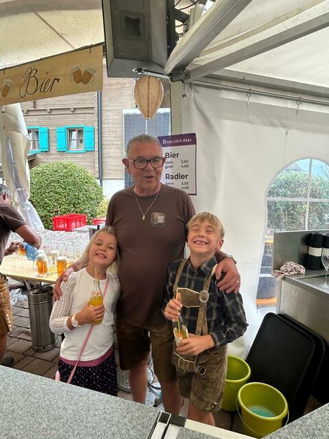 Der Obmann der Trachtenmusikkapelle Piesendorf Sepp Dürlinger mit seinen Enkerln Johanna und Matthias | Foto: Anita Vorreiter