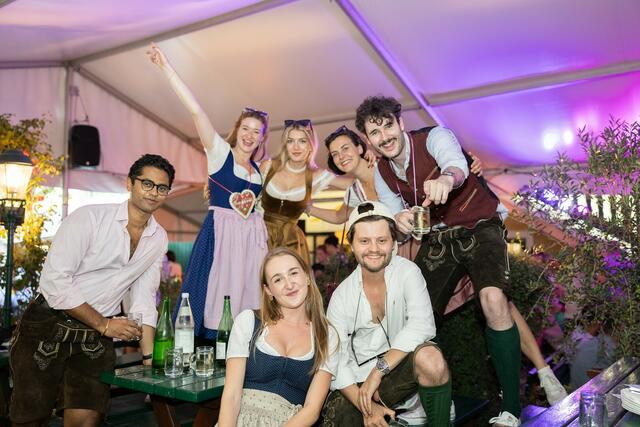 Rund 100.000 Menschen werfen sich jedes Jahr in Tracht, um beim Neustifter Kirtag in Döbling zu feiern. | Foto: René Brunhölzl/MeinBezirk