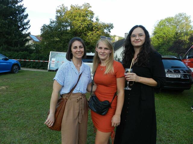 Romana Zuchna, Elisabeth Binder, Jasmin Weninger haben die Feuerwehr-Kameraden beim Wettkampf um die Zeit angefeuert. | Foto: Heribert Punz