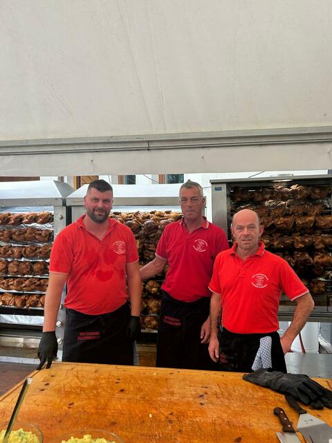 Metzgermeister Peter Schwaiger und seine Crew aus Tegernsee kredenzen Bio-Hendl. | Foto: Anita Vorreiter