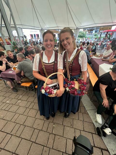 Die Marketenderinnen der Eschenauer Trachtenmusikkapelle Eva und Gudrun | Foto: Anita Vorreiter