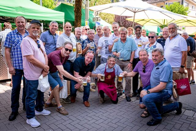 Eine große Abordnung aus Großpetersdorf im Burgenland besuchte das Honigfest und den Stand des Rotary Clubs Hermagor.
