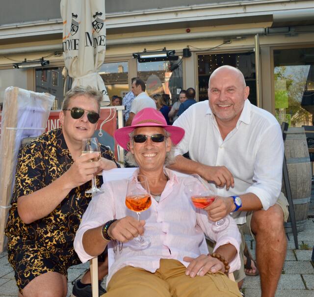 DJ Thomas Trnka und die Vino Neustadt-Betreiber Martin Reinelt und Wolfgang Stockmayer. | Foto: Sascha Trimmel