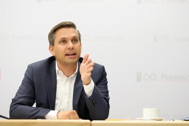 Mit der Entwicklung eines zeitgemäßen Lehrmaterials setzen wir einen wichtigen Schritt im Kampf gegen religiöse Parallelgesellschaften", sagt Landesrat Hattmansdorfer (OÖVP). | Foto: OÖVP