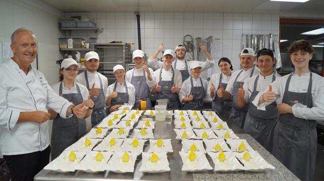 Wenn Kochen zur Leidenschaft wird, dann schmeckt das Essen. Martin Sieberer mit seinen Lehrlingen und Praktikant:innen, die ihre Familien und Freunde bekochten. 