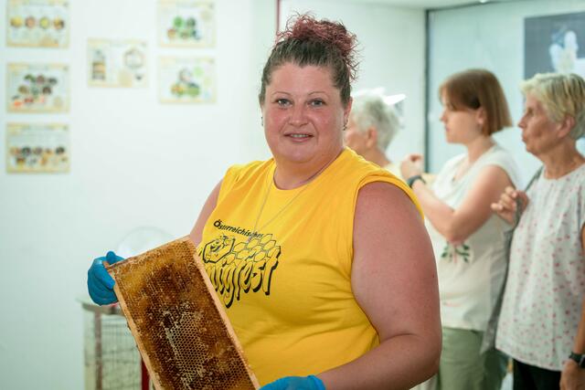 Im Zweistundentakt kam der Honig "live" - im Rahmen von Honigschleuder-Vorführungen - frisch ins Glas.