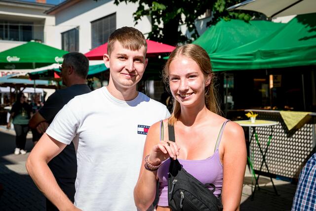 Ihr letzter Urlaubstag in Hermagor führte sie auf das Honigfest: Tanja und Patrick aus Thüringen mit einer kleinen Honigbiene.
