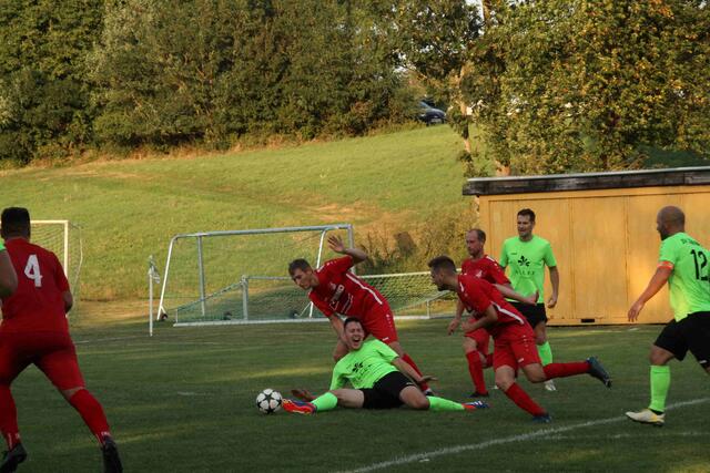 Das Derby Zuberbach gegen Markt Neuhodis hielt was die Fans erwartet haben - ein Spiel mit Leidenschaft, Einsatz und Spielwitz, aber stets fair.